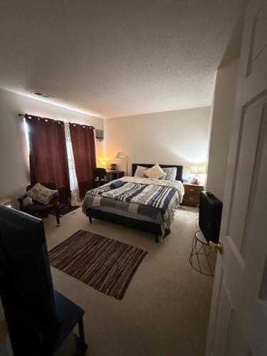 a bedroom with a bed and a television in it at Wonderful room in great neighborhood near Downtown in Richmond