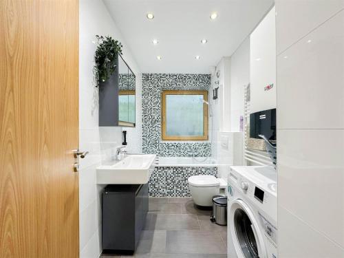 Foto ALFA Apartment Stuttgart Mitte 2 Zimmer City-Lage Berliner Platz Balkon Netflix Küche WM l 2BR 5 Beds 6 People l Fully equipped Kitchen & Bathroom 3