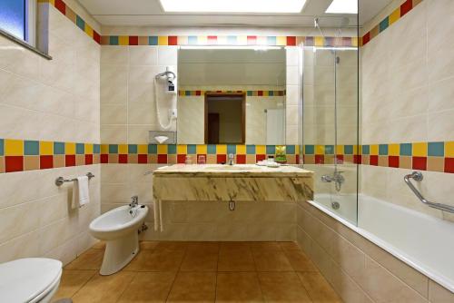 Bathroom sa Pestana Ocean Bay Resort