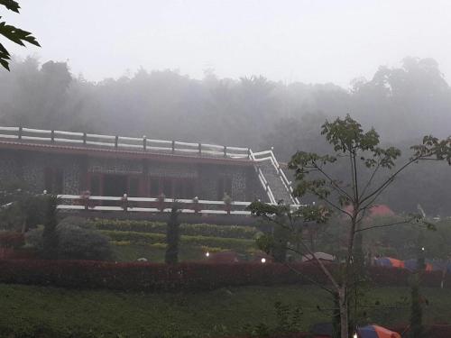 Taman di luar Baan Chuthamanee