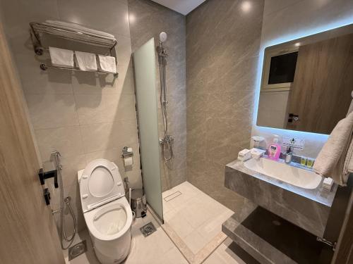 a bathroom with a toilet and a sink and a shower at Retaj Al Noor Hotel, فندق ريتاج النور in Medina
