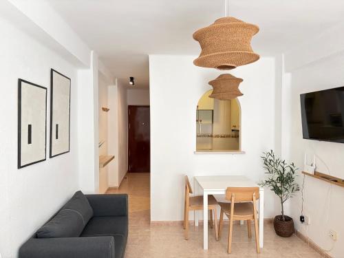 Sunlight Apartment - Apartamento soleado con balcón y piscina en el centro de Nerja