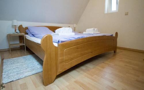 a wooden bed with two towels on top of it at Luv Lee Duhnen 09 in Cuxhaven