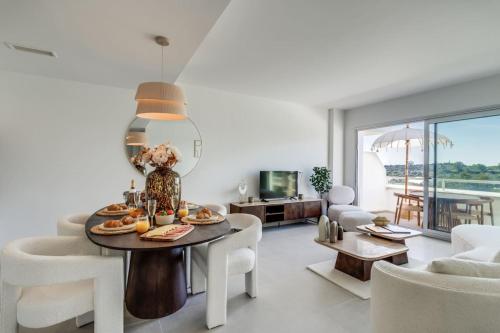 Stylish apt with sea view - pool and terrace
