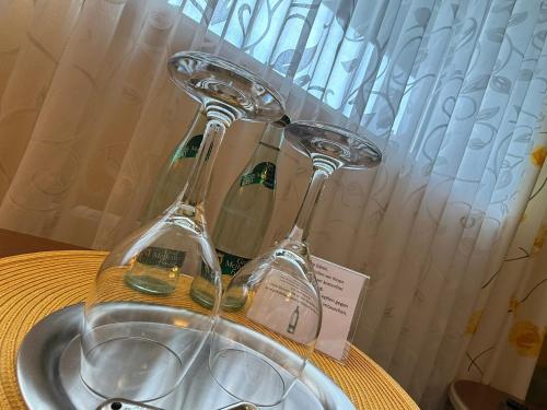 two wine glasses sitting on top of a sink at Gasthaus Beinker in Ostercappeln