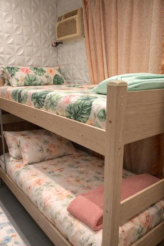 a couple of bunk beds in a room at Riviera engenharia in Campo Grande