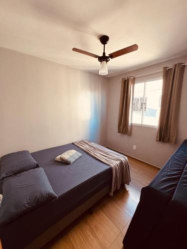 a bedroom with a bed and a ceiling fan at Apt 404 BL 6 entrada de londrina in Cambé