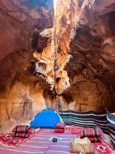 a room with a bed in a cave at Leen Luxury Camp in Disah