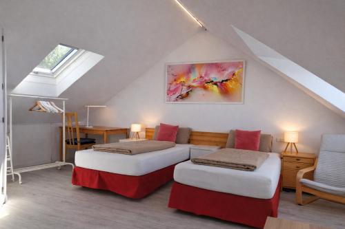 pokój na poddaszu z dwoma łóżkami i biurkiem w obiekcie IGELDO HOUSE w mieście San Sebastián