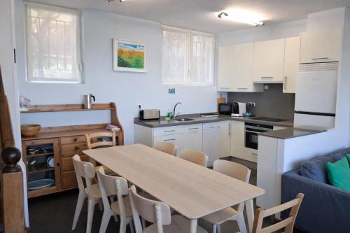 kuchnia ze stołem i krzesłami w pokoju w obiekcie IGELDO HOUSE w mieście San Sebastián