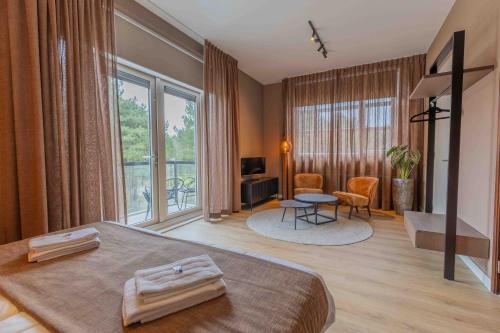 ein Schlafzimmer mit einem großen Bett und ein Wohnzimmer in der Unterkunft Hotel Ameland in Nes