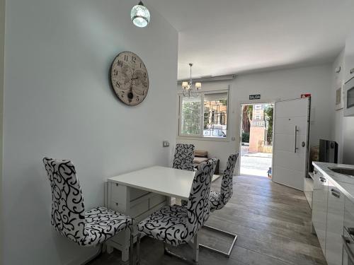 A1 - Ground-Floor 2-Bedroom with Free Private Parking - 100 m from La Carihuela Beach