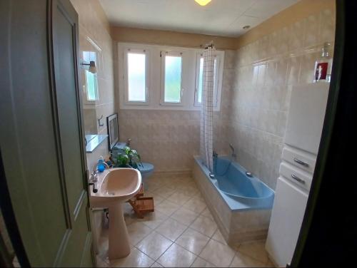 a bathroom with a sink and a bath tub and a sink at Cyrus House - maison complète 90m2 in Le Mans