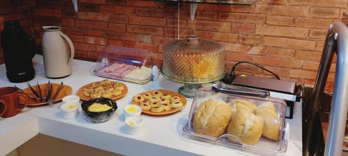 a counter top with bread and pastries and a blender at Pousada Refúgio Do Cangaço in Piranhas