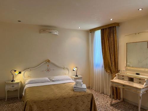 a bedroom with a bed and a large window at Inn Venice in Venice