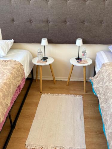 a room with two tables with lamps on them at Casa de Melinka in Mejillones