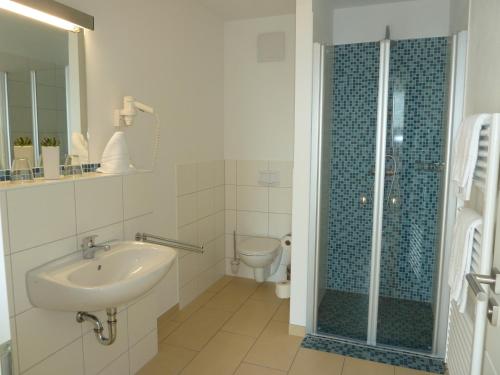 Et badeværelse på Hotel Goor und Apartmenthaus