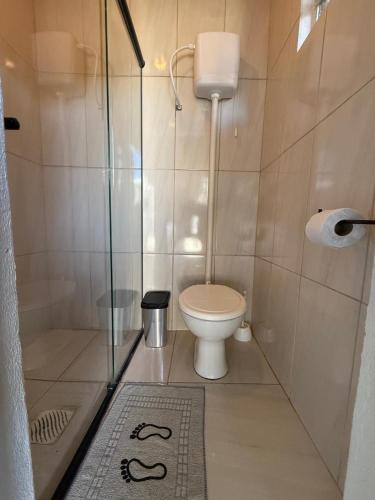 a small bathroom with a toilet and a shower at Hostel El viajero in Tramandaí
