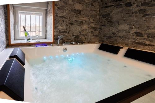 a large bath tub with at REFUGIO De PERNACIO in Ávila