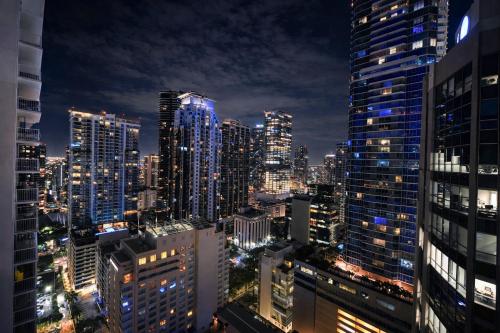 4 bed full condo in Miami with skyline & sea view photo 17