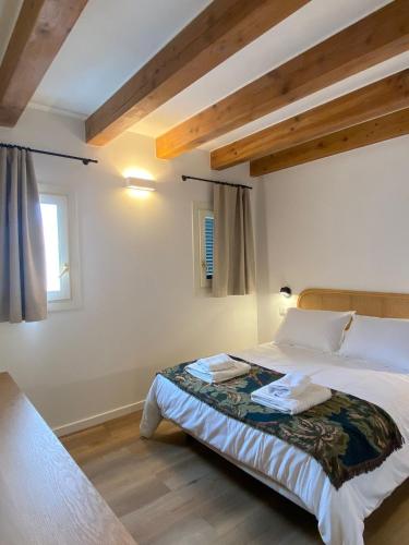 a bedroom with a bed and a window at Hotelet Bastio 12 in Ciutadella