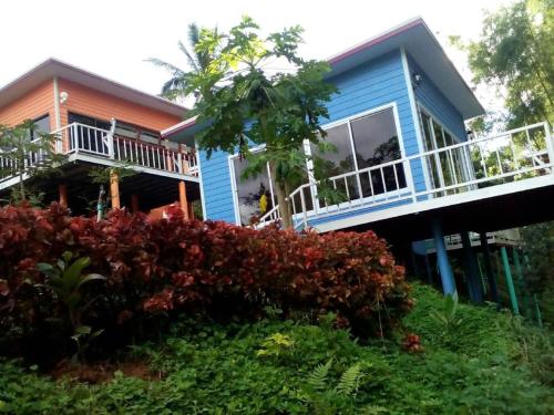 Taman di luar Baan Chuthamanee