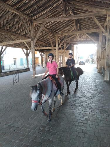 due ragazze a cavallo in un edificio di Halte de d'Artagnan a Saint-Christaud