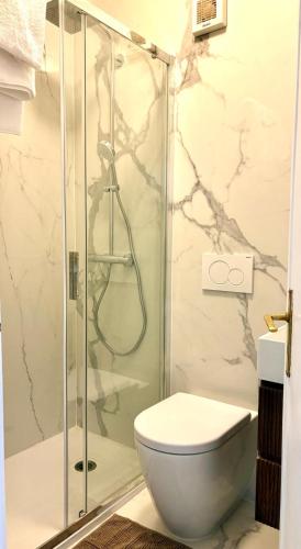a bathroom with a shower and a toilet at El mar in Ventimiglia