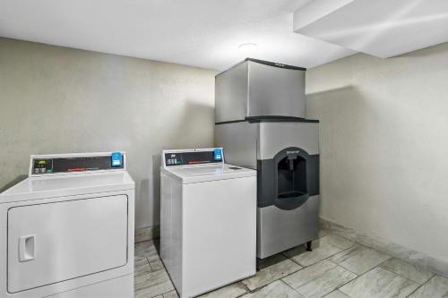 a room with two machines and a refrigerator at Red Roof Inn Dayton North Airport in Dayton