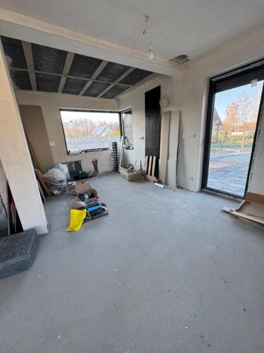 an empty living room with a room with a large window at Perła pod Śnieżką in Miłków