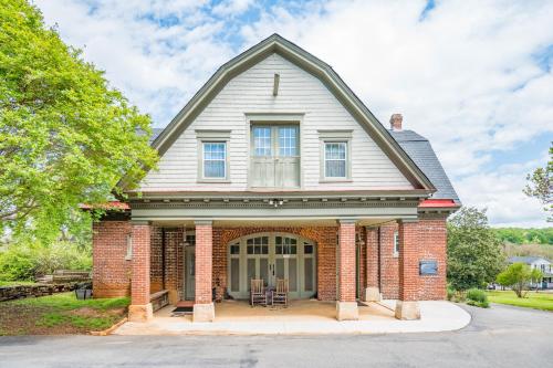 a brick house with a gambrel roof at The Long Run - 2 CA King Sized Beds+ - Sleeps 8-10 in Lynchburg