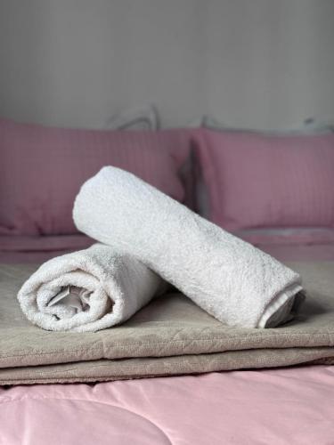 a towel sitting on top of a bed at Pousada Vô Francisco in Torres
