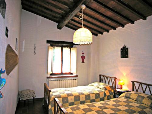 1 dormitorio con 2 camas y ventana en Il Mulino Di Pianello, en Molezzano