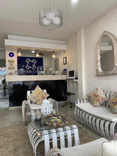 a living room with two couches and a bar at Hotel River City in Montería