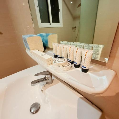 a bathroom with a sink and a mirror at عوالي للشقق المخدومة Awali Serviced Apartments in Al Khobar