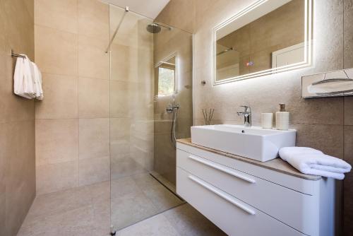 Villa di Sole - Heated Pool & Panoramic Sea View