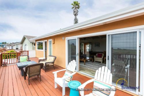 eine Terrasse mit Stühlen und einem Tisch an einem Haus in der Unterkunft Oceanview in Aptos
