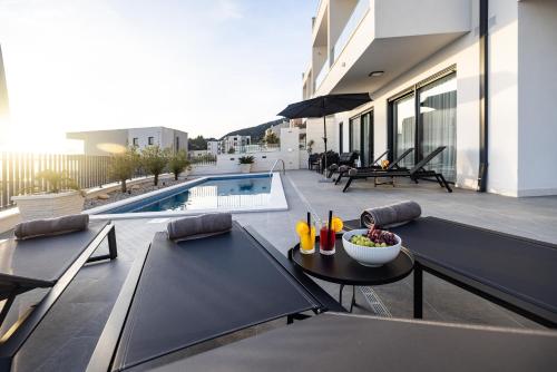 Villa di Sole - Heated Pool & Panoramic Sea View