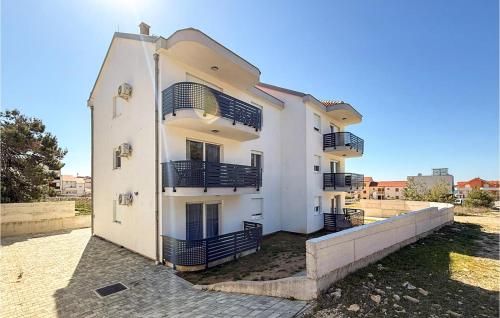 Gorgeous Apartment In Povljana With Wifi