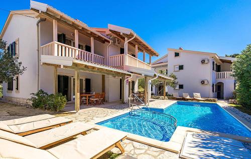 Amazing Apartment In Palit
