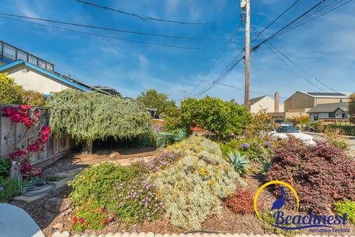 a garden with flowers and plants in a yard at Mitchell's Cove Beach House in Santa Cruz