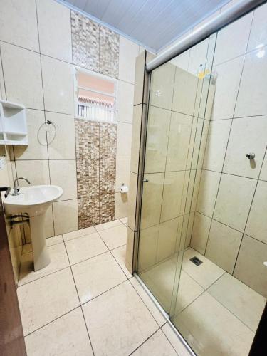 a bathroom with a shower and a sink at Excelente rancho para descansar e pescar em carlopolis in Carlópolis