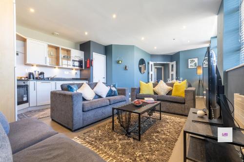 a living room with two couches and a table at Brighton Central Perfect Stays Walk to the Beach in Brighton & Hove