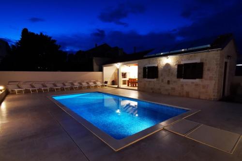 APARTMENT 1 Villa Stella Deluxe with a heated swimming pool, jacuzzi, sauna and BBQ