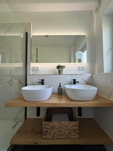 two white sinks on a counter in a bathroom at Hygge in Neumünster
