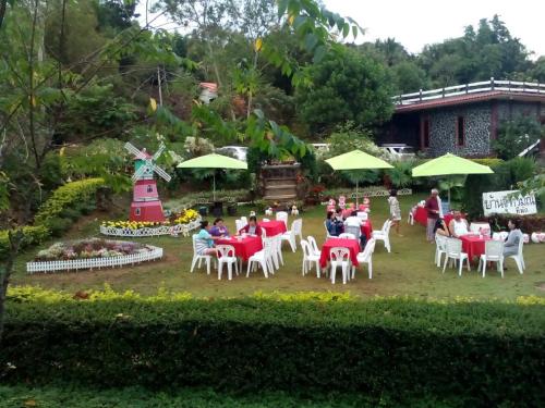 Taman di luar Baan Chuthamanee