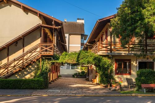 a building with vines growing on the side of it at Pousada Drehmer Haus in Gramado