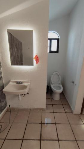 a bathroom with a sink and a toilet at Casa al norte in Aguascalientes