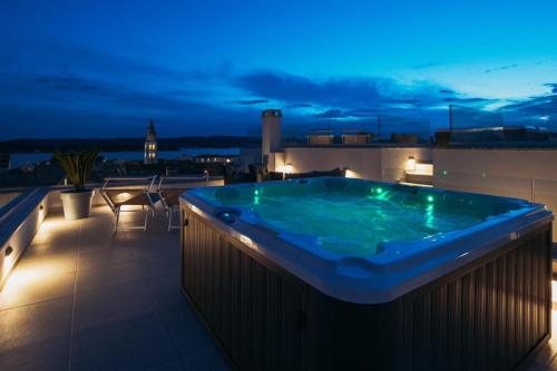 APARTMENT 2 Villa Stella Deluxe with a heated swimming pool, jacuzzi, sauna and BBQ