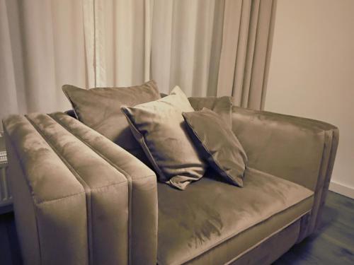 a couch with pillows on it in a living room at Woonhuis 170m2 Rotterdam Centrum in Rotterdam